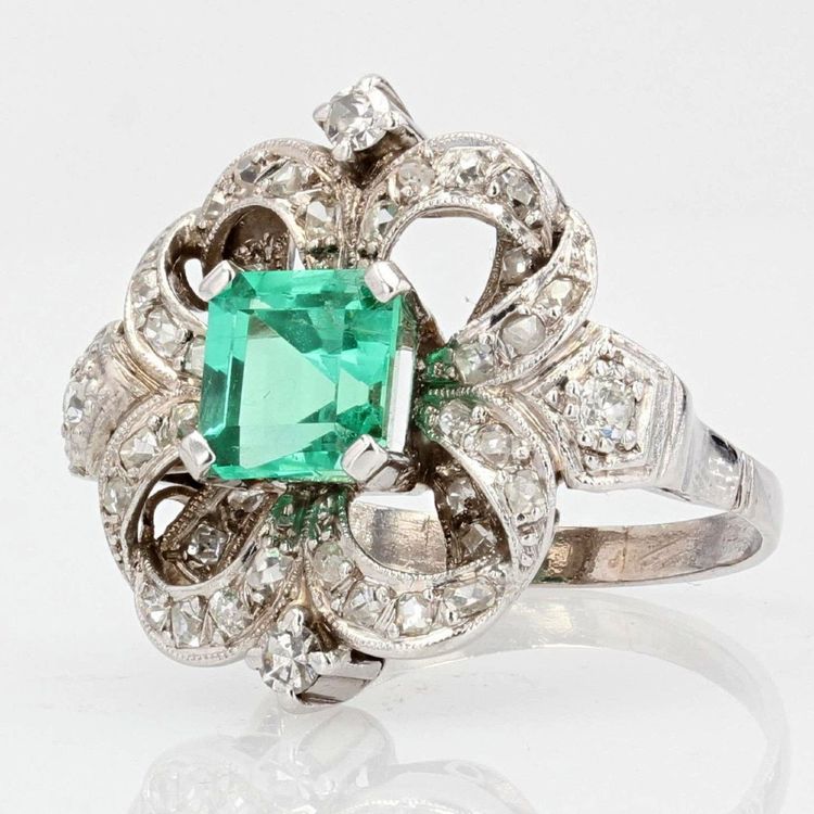 Anello in platino con diamanti e smeraldo