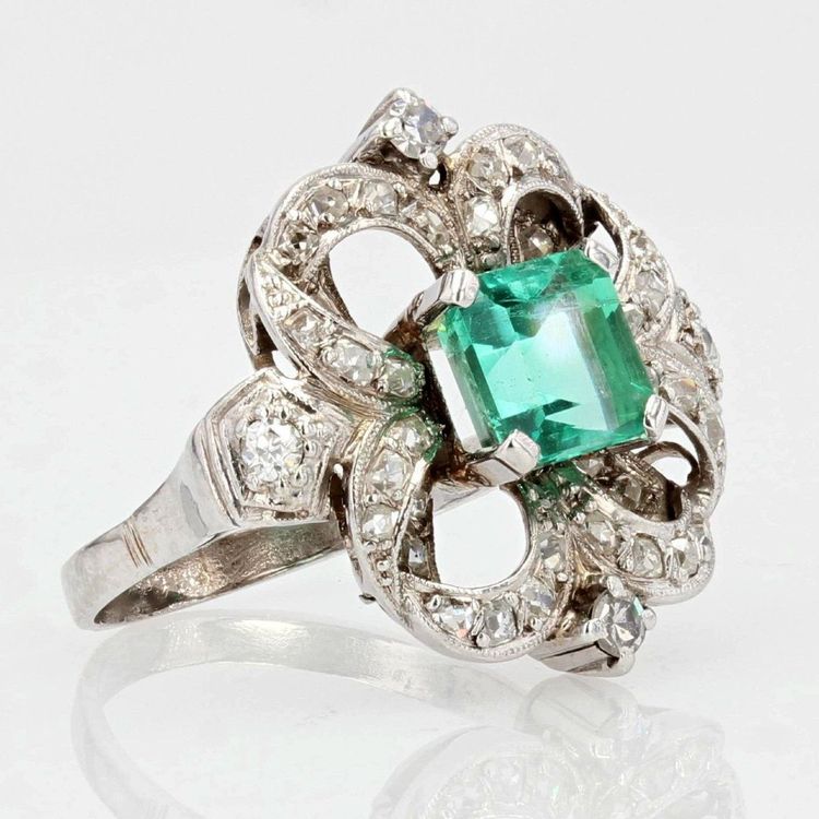 Anello in platino con diamanti e smeraldo