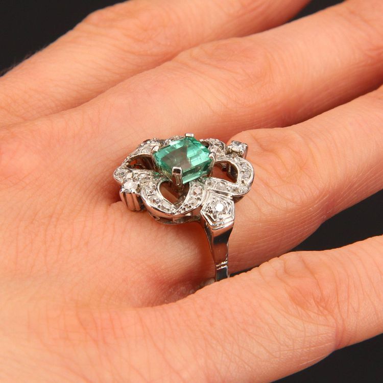 Anello in platino con diamanti e smeraldo