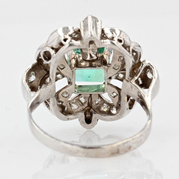 Anello in platino con diamanti e smeraldo