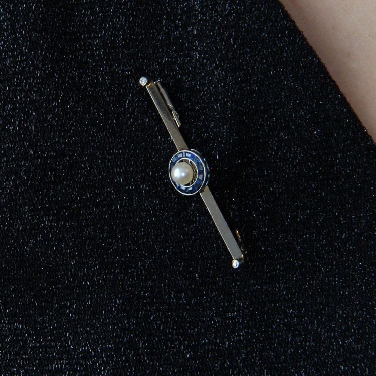 Perlen- und kalibrierte Saphir-Barrette-Brosche