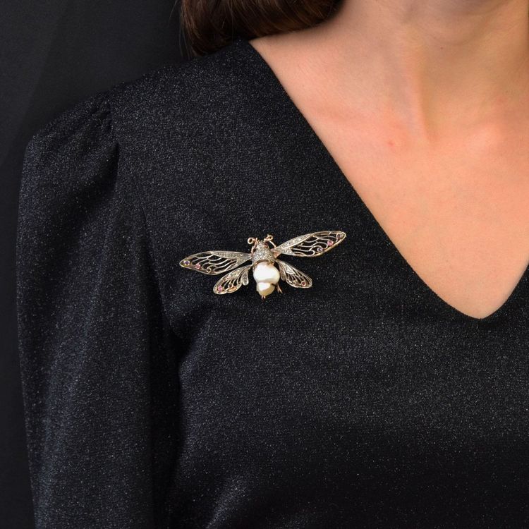 Broche Papillon Articulé Perle Baroque Diamants Saphirs Rubis
