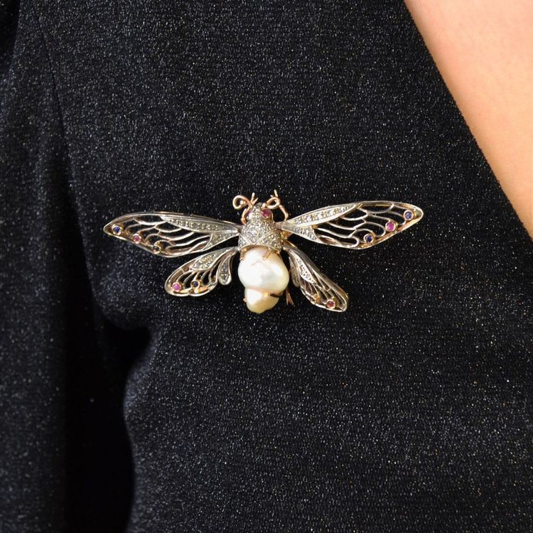 Broche Papillon Articulé Perle Baroque Diamants Saphirs Rubis