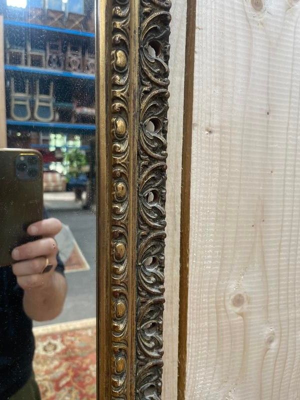 Piccolo specchio tra due in legno dorato