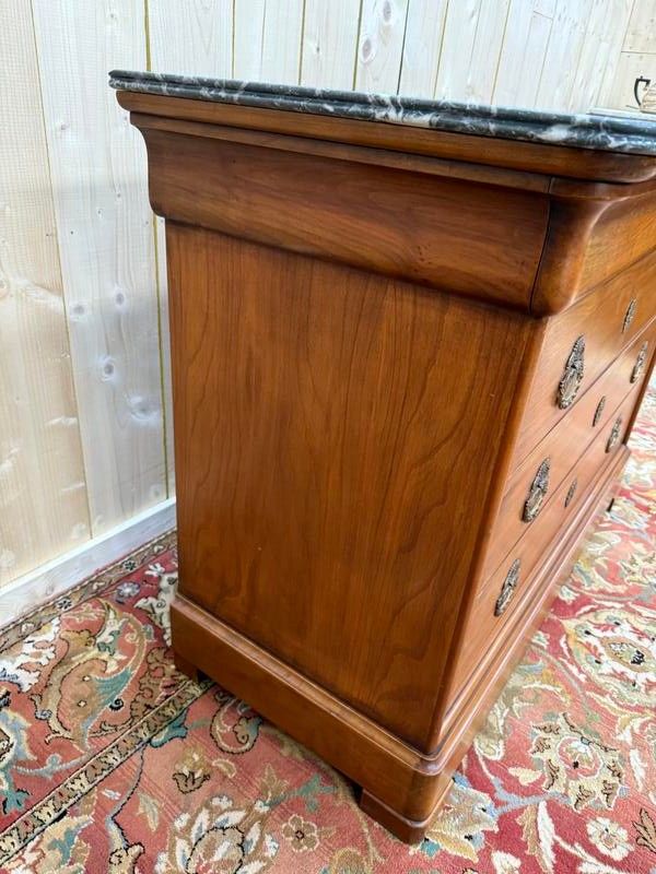 Commode de style Louis Philippe en merisier et marbre gris veiné