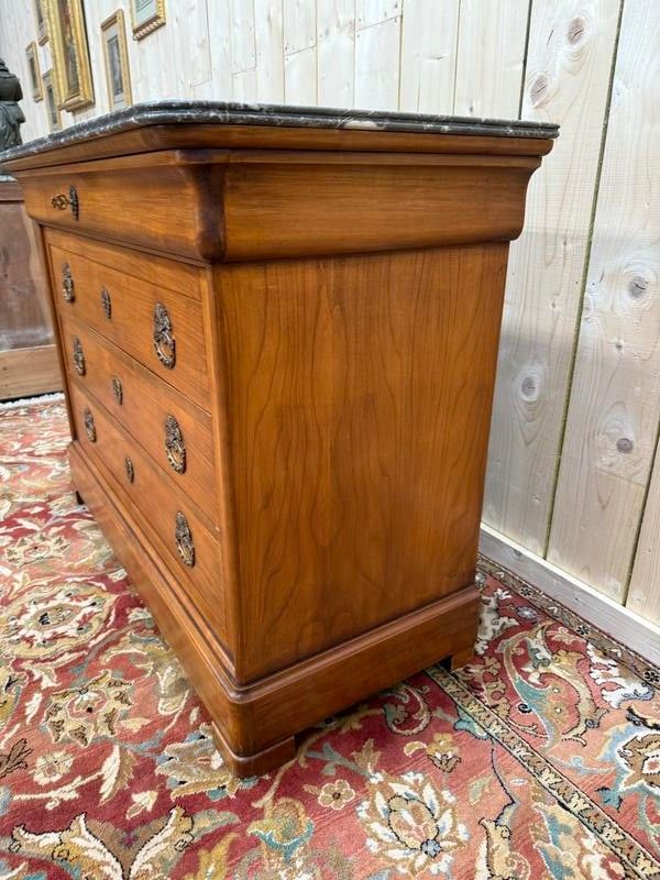 Commode de style Louis Philippe en merisier et marbre gris veiné