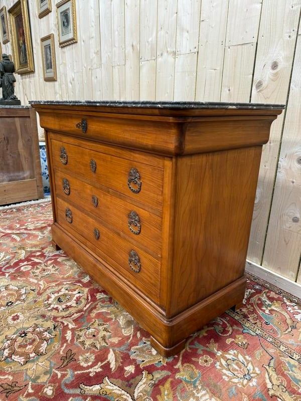 Commode de style Louis Philippe en merisier et marbre gris veiné