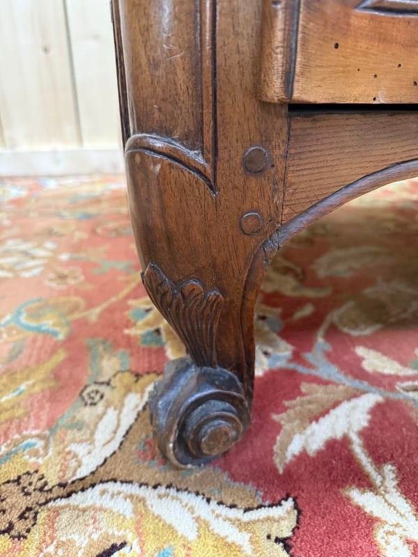 Commode époque Louis XV en noyer massif à poignée coquilles sculptées 
