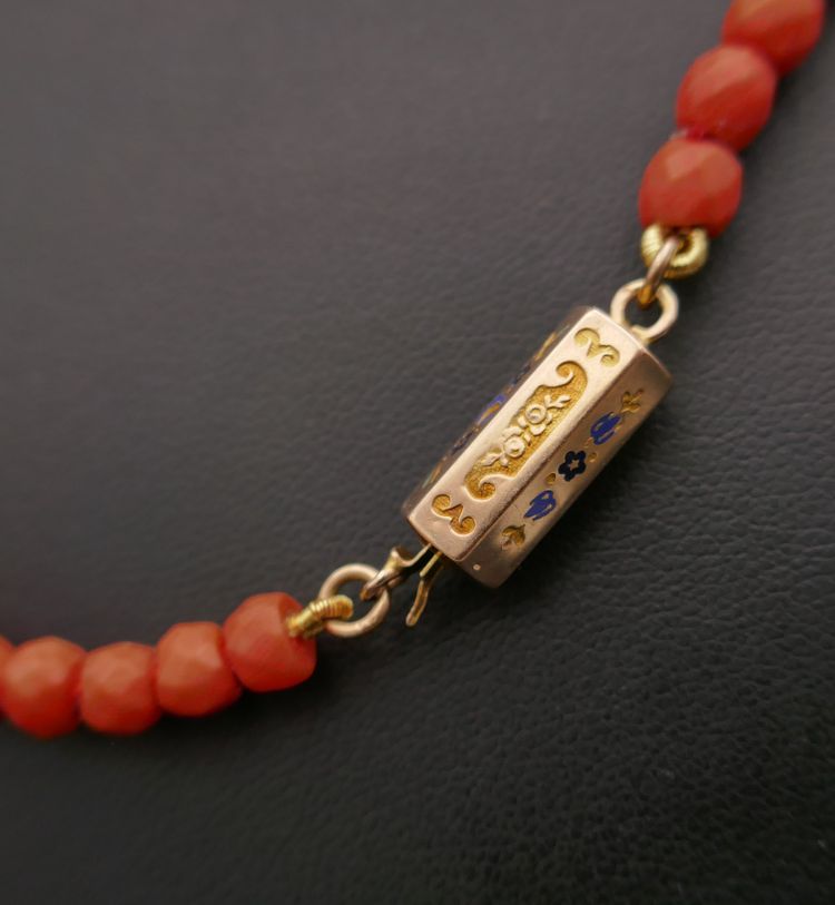 Antike Halskette aus facettierten Korallenperlen, Verschluss aus 18 Karat Gold und Emaille.