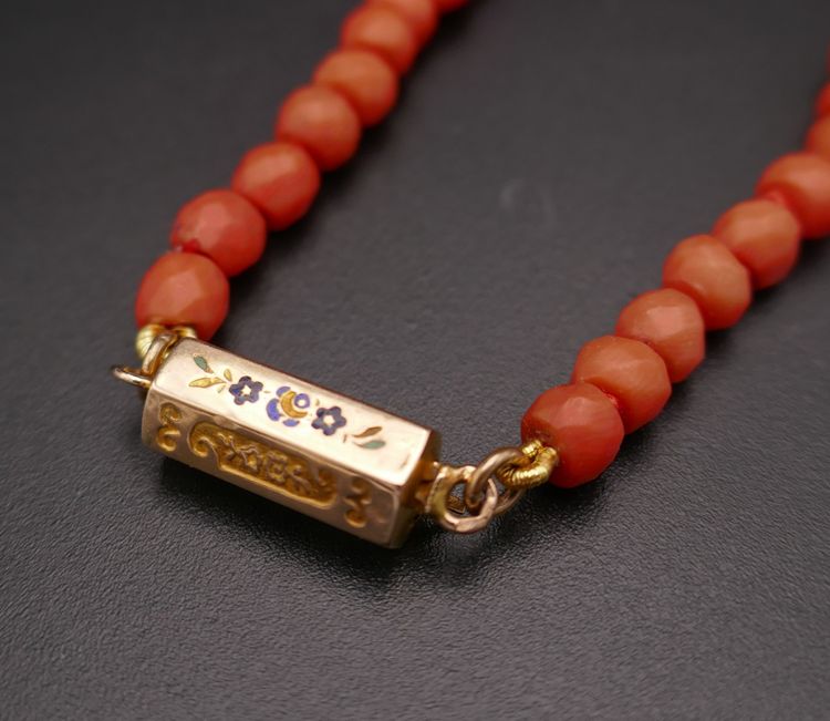 Antike Halskette aus facettierten Korallenperlen, Verschluss aus 18 Karat Gold und Emaille.