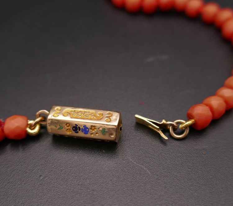 Antike Halskette aus facettierten Korallenperlen, Verschluss aus 18 Karat Gold und Emaille.