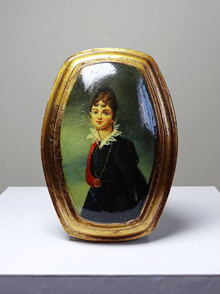 Small portrait medallion oil on curved wood Venetian vintage