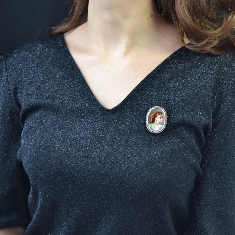 Broche émail Habillé Et Son Entourage De Diamants