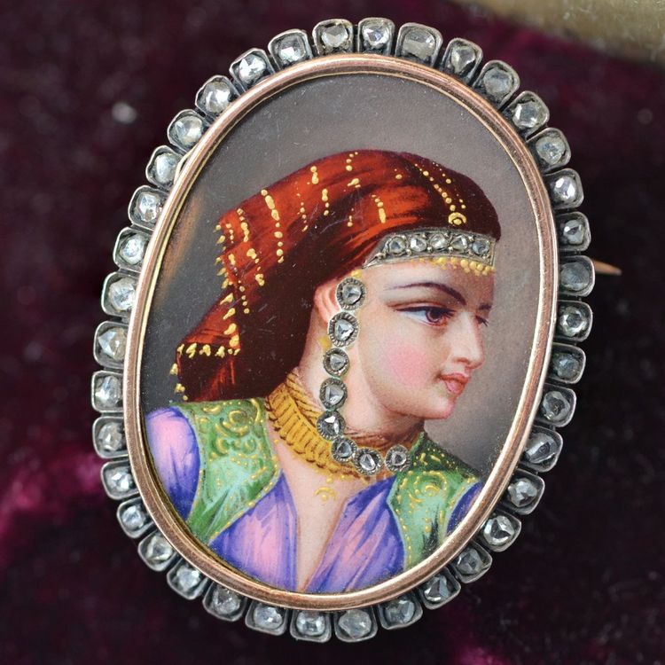 Broche émail Habillé Et Son Entourage De Diamants