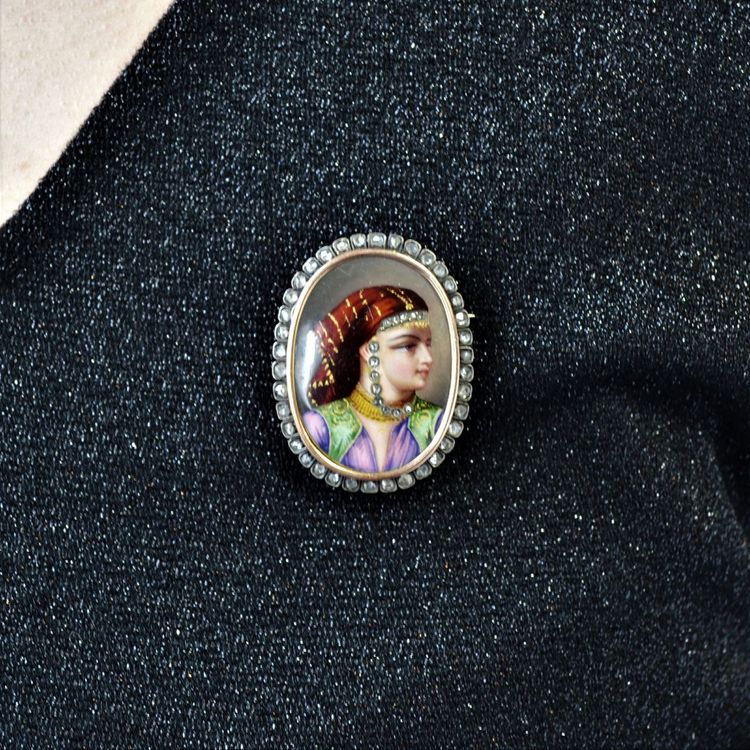 Broche émail Habillé Et Son Entourage De Diamants