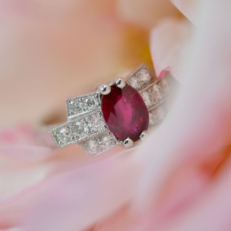 Anello in stile Art Déco con rubini e diamanti