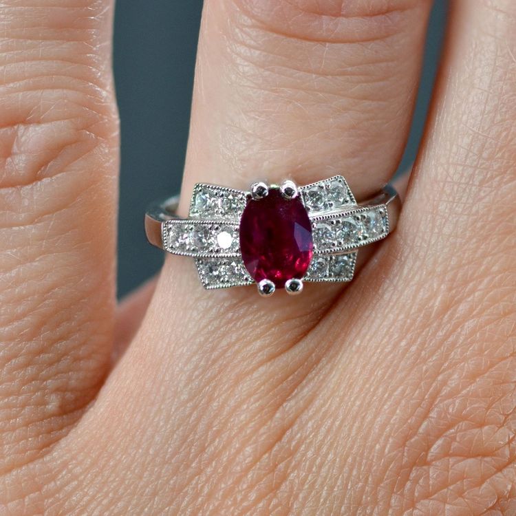 Anello in stile Art Déco con rubini e diamanti