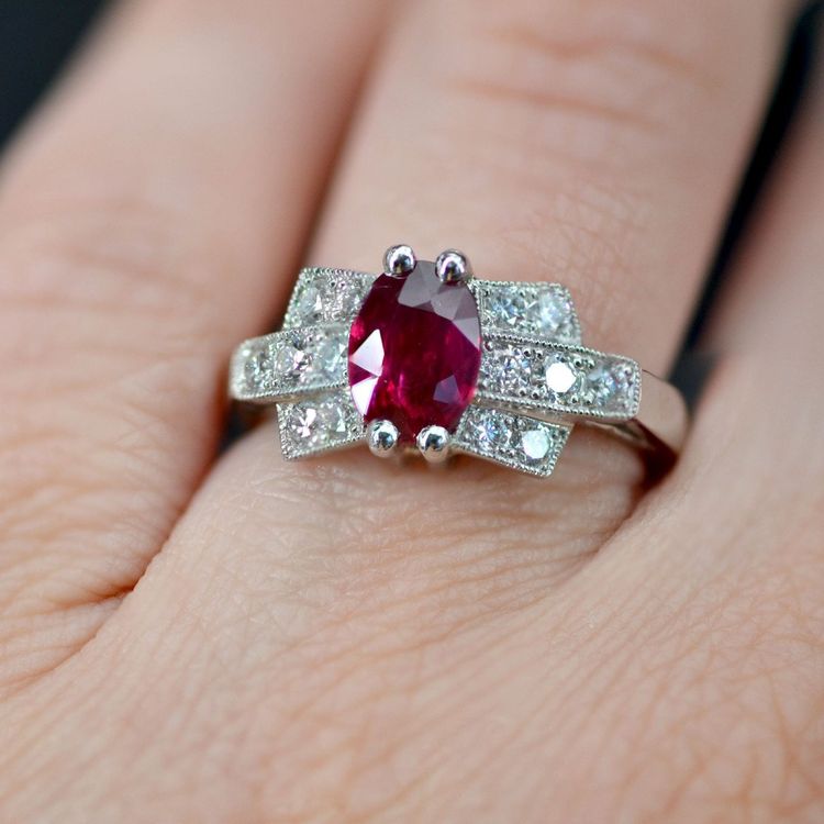 Anello in stile Art Déco con rubini e diamanti