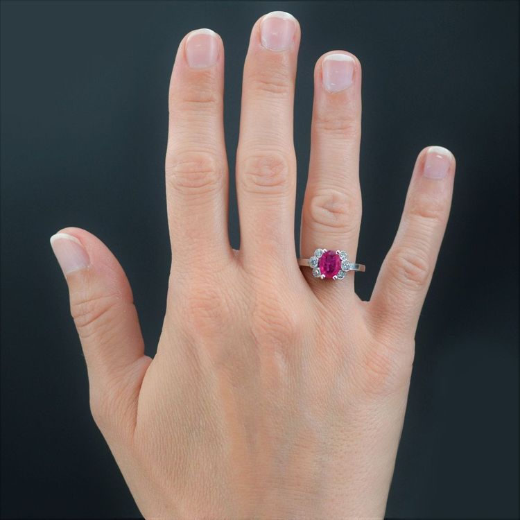Anello di fidanzamento con rubino e diamante