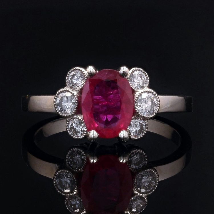 Anello di fidanzamento con rubino e diamante