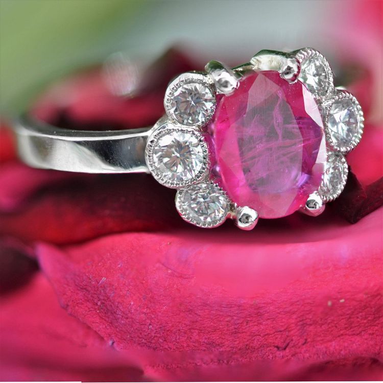 Anello di fidanzamento con rubino e diamante
