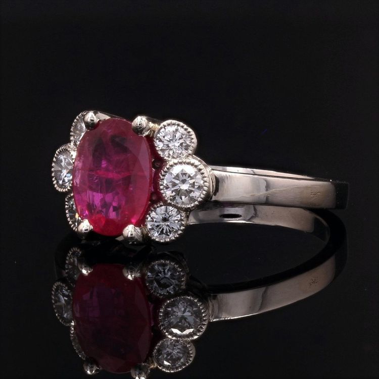 Anello di fidanzamento con rubino e diamante