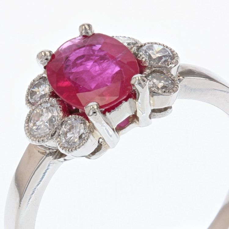 Anello di fidanzamento con rubino e diamante