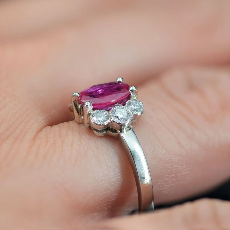 Anello di fidanzamento con rubino e diamante