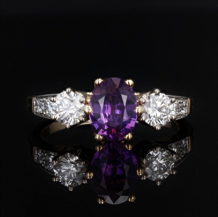 Ring mit natürlichem violettem Saphir und Diamant