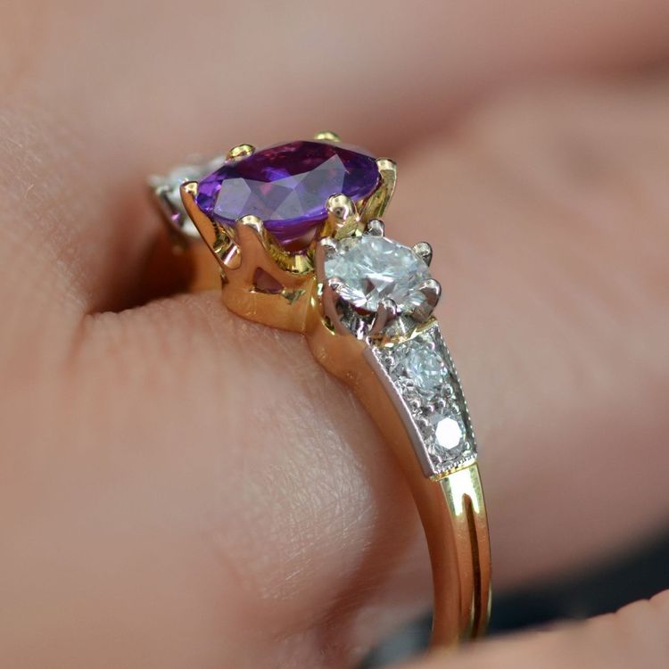 Ring mit natürlichem violettem Saphir und Diamant
