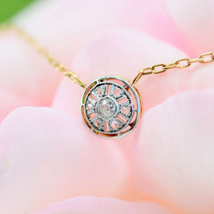 Old Chain And Its Round Diamond Pattern