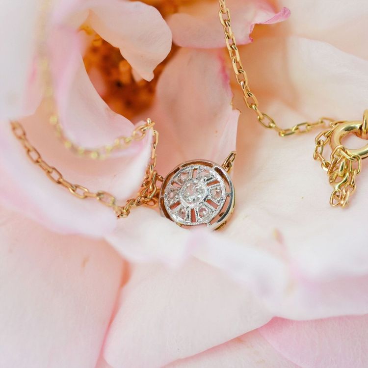 Old Chain And Its Round Diamond Pattern