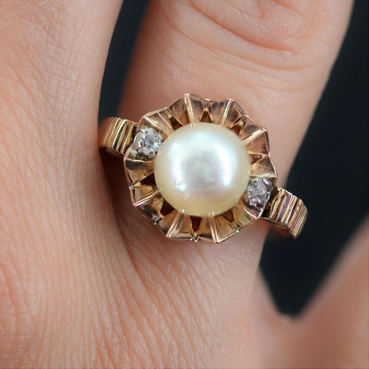 Anello antico con corona di perle e diamanti