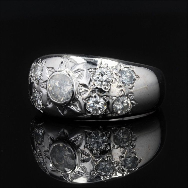 Anello rigido in oro bianco con diamanti