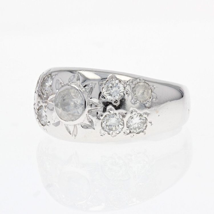 Anello rigido in oro bianco con diamanti