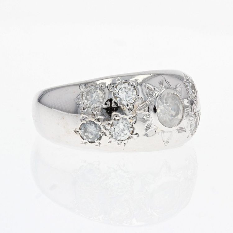 Anello rigido in oro bianco con diamanti