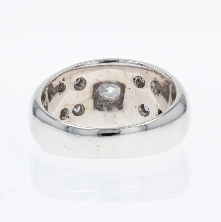 Anello rigido in oro bianco con diamanti