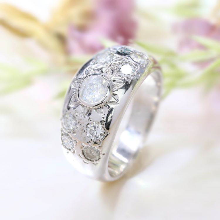 Anello rigido in oro bianco con diamanti