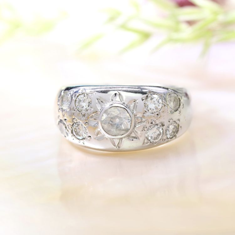 Anello rigido in oro bianco con diamanti
