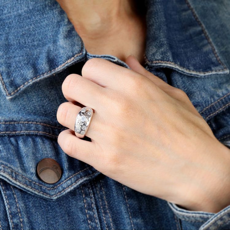 Anello rigido in oro bianco con diamanti