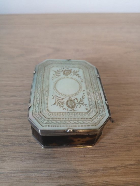 Snuffbox - Mother-of-pearl and tortoiseshell - Late 19th century