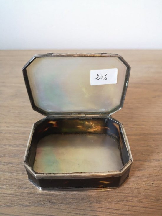 Snuffbox - Mother-of-pearl and tortoiseshell - Late 19th century