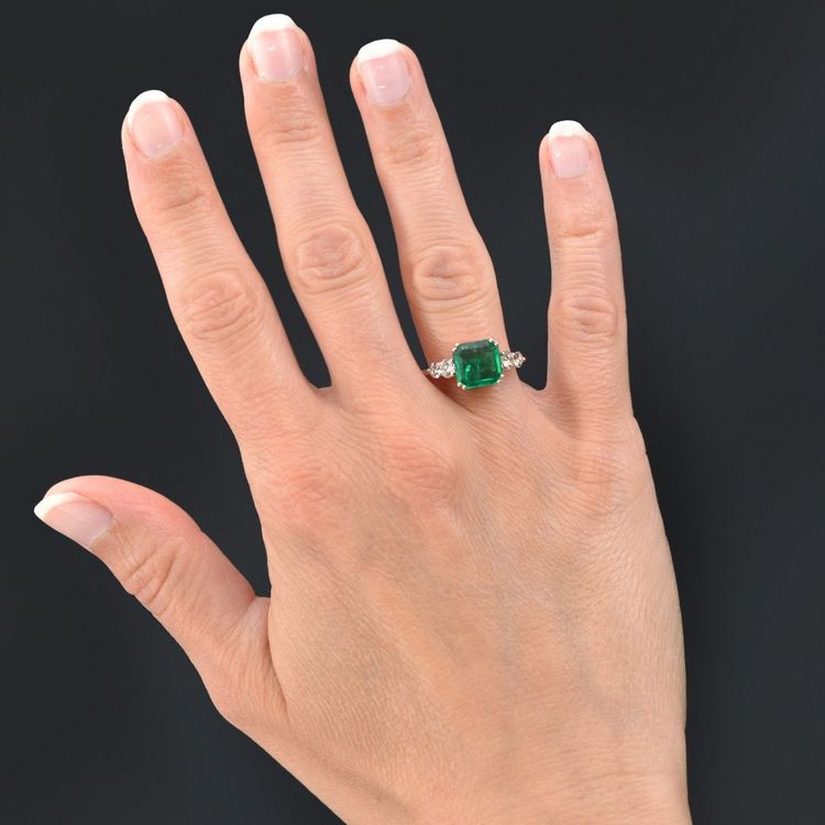 Anello in oro rosa con smeraldo e diamanti