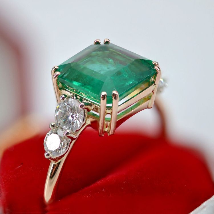 Anello in oro rosa con smeraldo e diamanti