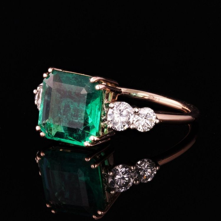Anello in oro rosa con smeraldo e diamanti