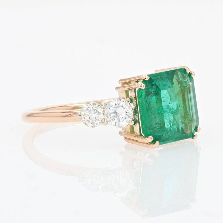 Anello in oro rosa con smeraldo e diamanti