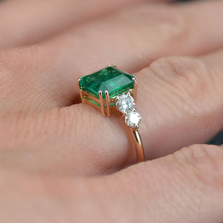 Anello in oro rosa con smeraldo e diamanti