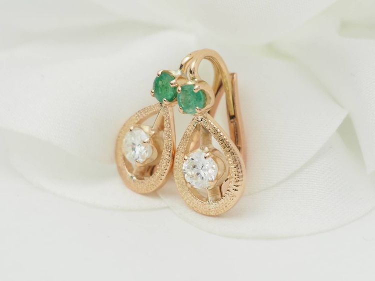 Boucles d'oreilles en or jaune, émeraudes et diamants