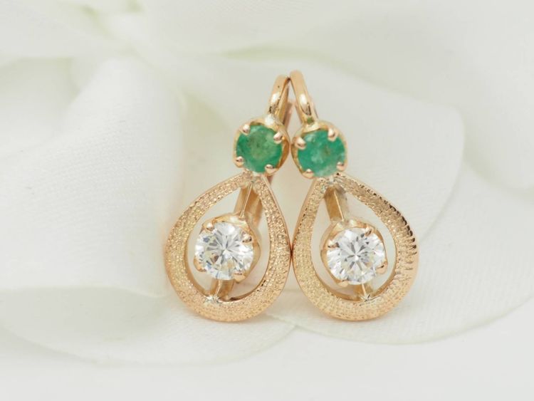 Boucles d'oreilles en or jaune, émeraudes et diamants