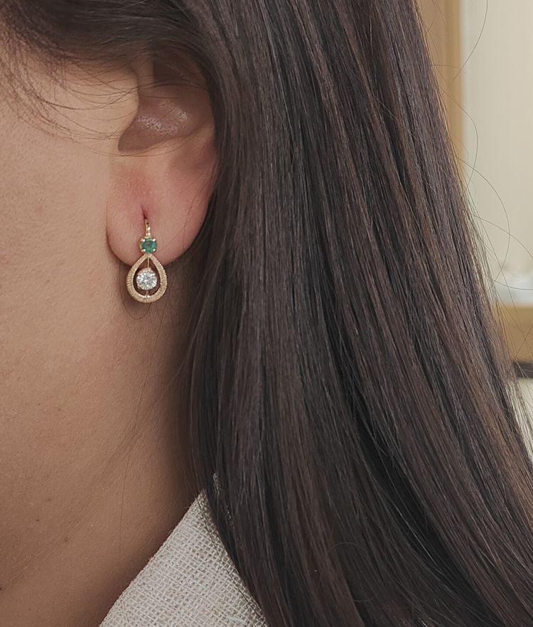 Boucles d'oreilles en or jaune, émeraudes et diamants